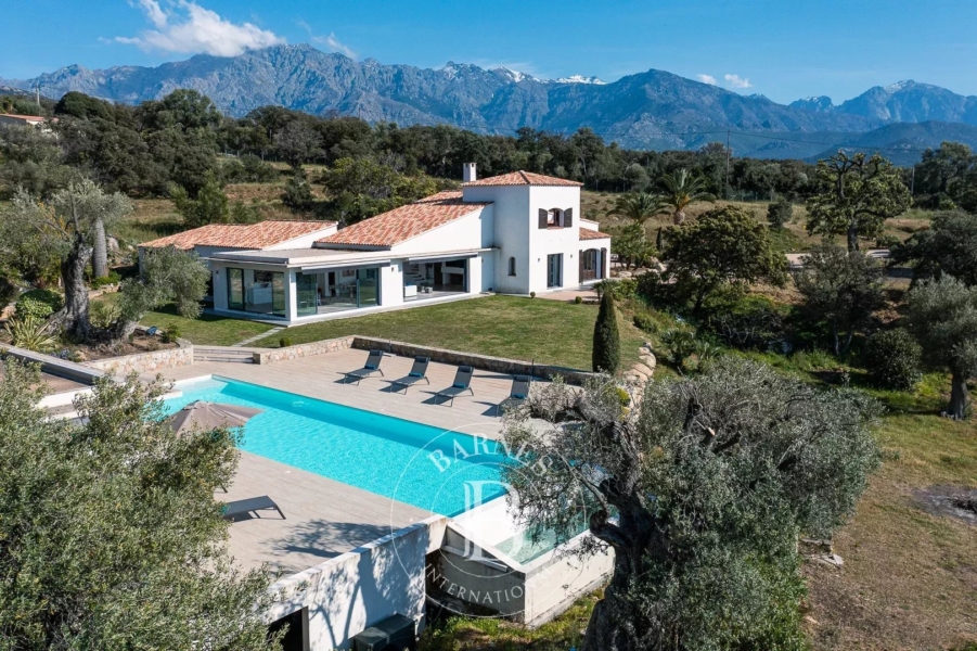 Lumio, Villa 6 chambres, vue mer panoramique, piscine à débordem