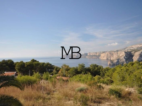 Terrain en bord de mer à vendre, vue imprenable et potentiel exceptionnel.