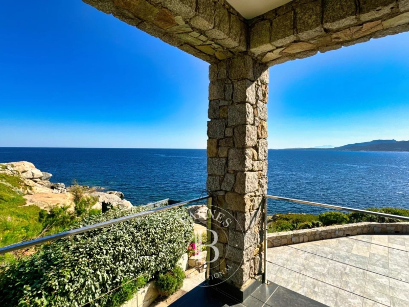 Co-exclusivité, Calvi, villa contemporaine pied dans l'eau, 4 ch